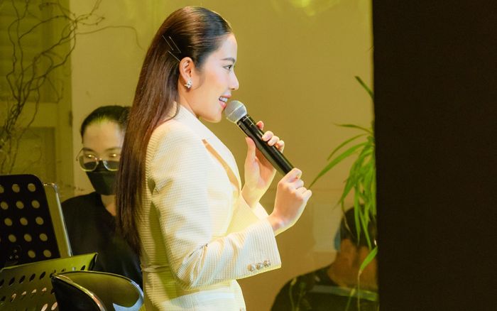 Phản ứng của Nam Em khi bị band nhạc 'chọc ghẹo' lúc đang hát: 'Cười cái gì mà cười'!