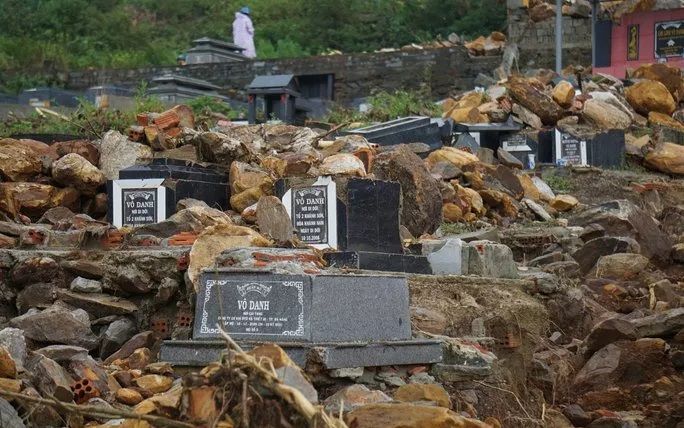 Nghĩa trang lớn nhất Đà Nẵng xáo trộn nghiêm trọng sau trận mưa lớn
