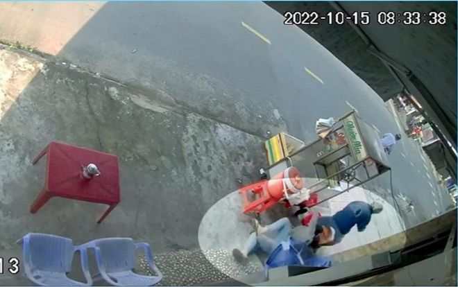 Cướp xông vào tận nhà giật điện thoại khiến người phụ nữ ngã ra đường, đầy thương tích