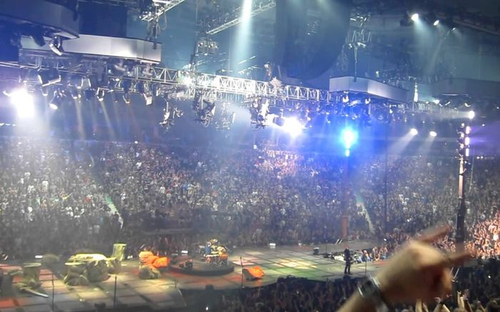 Khán giả bàng hoàng khi chứng kiến nam ca sĩ qua đời ngay trên sân khấu