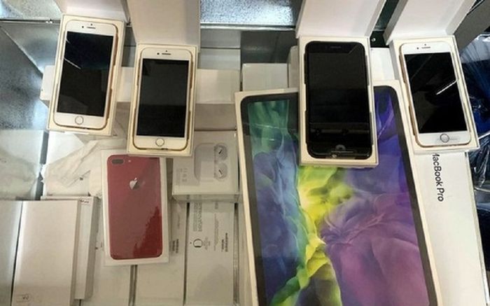 Cho nhiều người vào trú trận mưa lịch sử, một cửa hàng điện máy ở Đà Nẵng bị mất 130 chiếc điện thoại