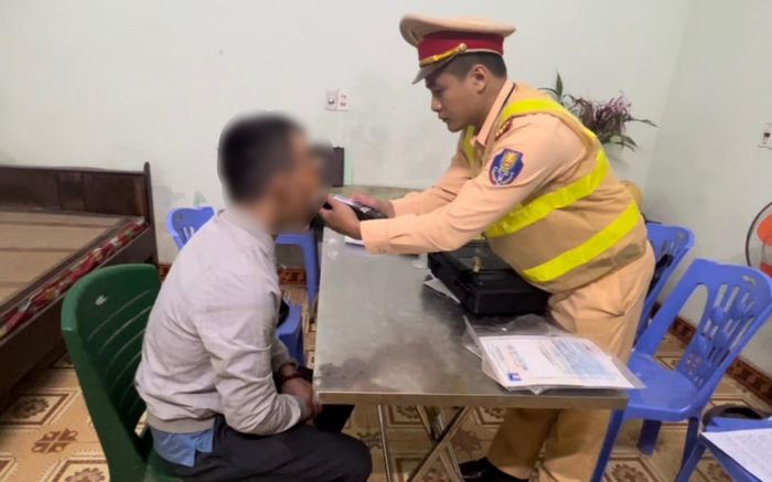 Tài xế xe tải không nhường đường cho xe cấp cứu khai gì tại cơ quan công an?