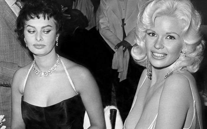 Những khoảnh khắc ngực trần gây 'chấn động' Hollywood