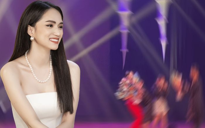 Lâu lâu đi hát trở lại, Hương Giang gây bất ngờ khi được khán giả ồ ạt lên tặng hoa, tay cầm không hết