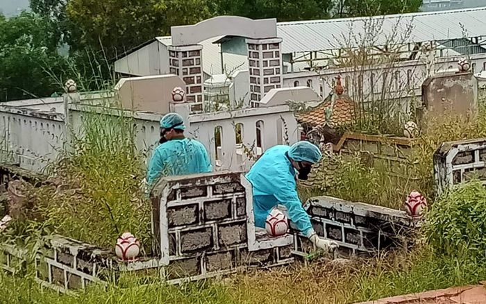 Đi chăn bò quanh khu vực nghĩa trang, hoảng hồn phát hiện thi thể nam giới bị cháy đen