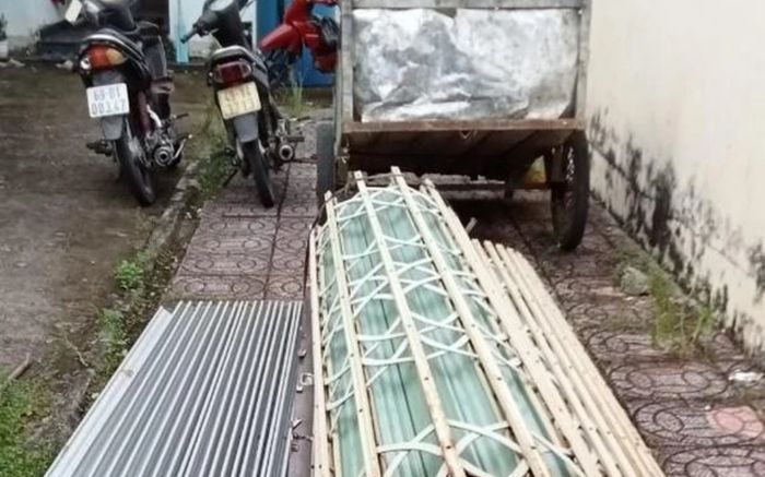 Đột nhập vào nhà trộm đồ nhưng không có tài sản giá trị, tên trộm tháo luôn cửa nhà đem bán phế liệu
