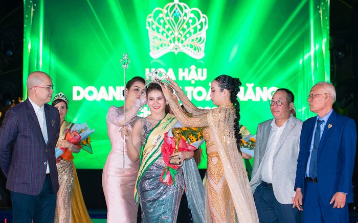 Diễn viên Mai Thu Huyền và Hoa hậu Nguyễn Thanh Giang tự hào khi trao vương miện cho Tân Hoa hậu Nguyễn Thị Phương Triều