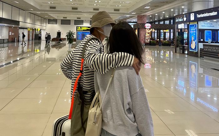 Anh Tú – Diệu Nhi xuất hiện tại sân bay Nội Bài, sẵn sàng cho tiệc cưới siêu 'hot' tại Hà Nội