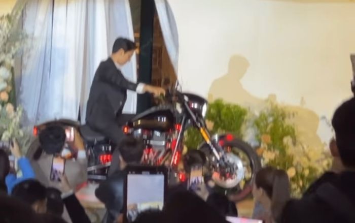 Bình An lái xe motor lên sân khấu tiệc cưới, tiết lộ bỏ đam mê tốc độ vì Phương Nga