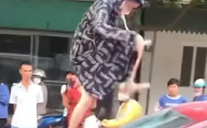 Đánh ghen tại Thanh Hoá: Người vợ 'tung cước' đập vỡ kính ô tô, cắn đứt tai nhân tình của chồng