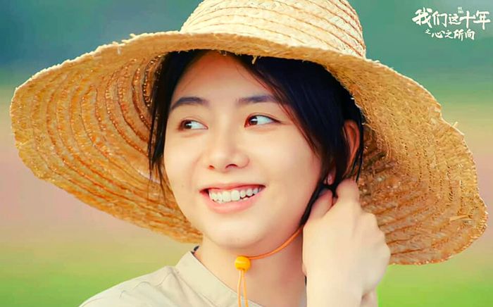 Đàm Tùng Vận gây sốt khi lột xác thành cô nông dân xinh đẹp sau khi 'chia tay' Lâm Canh Tân