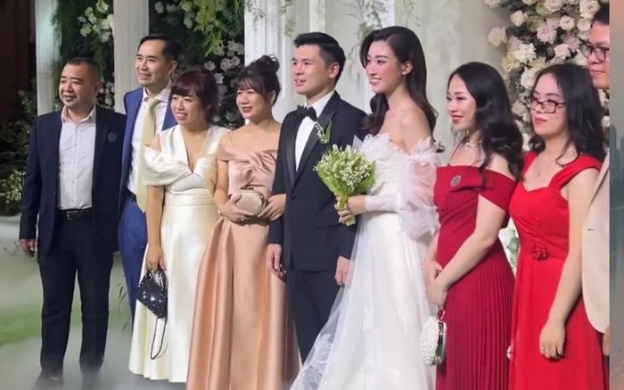 Hé lộ những hình ảnh đầu tiên trong lễ cưới Đỗ Mỹ Linh và con trai bầu Hiển