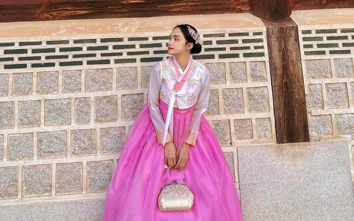 Hương Giang diện Hanbok check-in cực xinh xắn ở Hàn Quốc