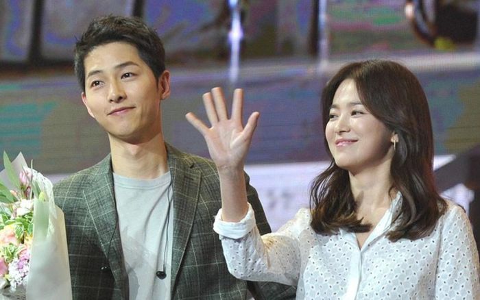 Bắt gặp Song Joong Ki công khai chăm sóc người khác sau 3 năm chia tay Song Hye Kyo