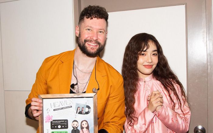 Nối gót Thùy Tiên, một nữ ca sĩ Vbiz khiến fan xứ Chùa Vàng bấn loạn khi xổ tiếng Thái cực đáng yêu