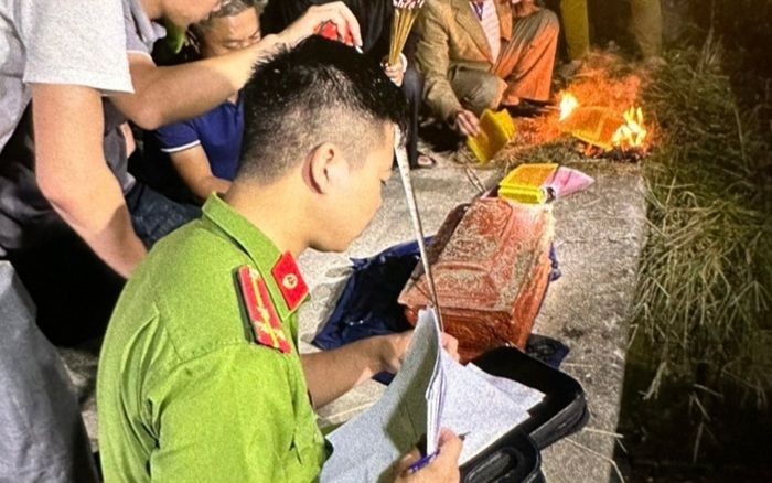 Đào trộm mộ phần rồi tống tiền 300 triệu đồng