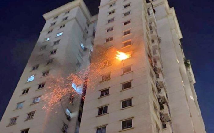Hà Nội: Lửa cháy đỏ rực tại căn chung cư trong khu đô thị Nam Thăng Long