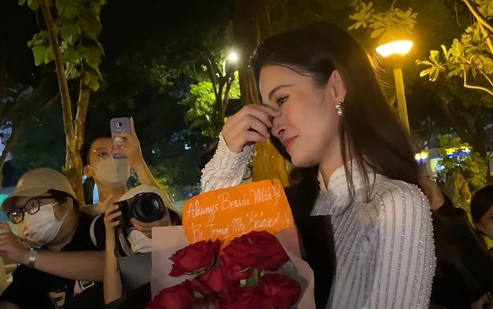 Đi diễn ở Đà Nẵng, Đông Nhi bị fan 'đánh úp' làm điều bất ngờ