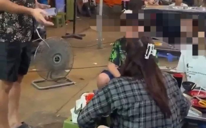 'Ngỡ ngàng' chuyện người phụ nữ đi ăn buffet 3 người nhưng đòi tính tiền ... 2 suất