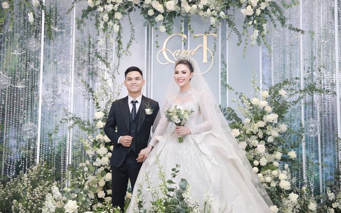 Chủ tịch Viện thẩm mỹ Arina đẹp như công chúa, sánh bước bên chú rể giữa không gian như xứ sở thần tiên