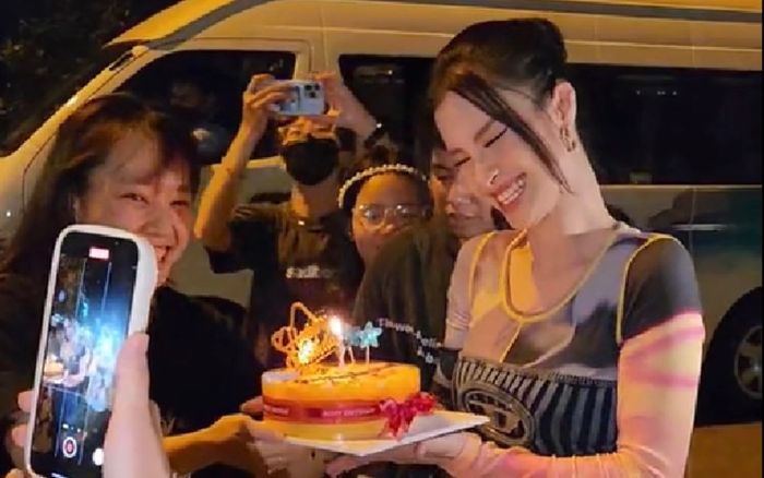 Đông Nhi tái xuất sau ồn ào 'chị em guột', được fan tổ chức sinh muộn cực chu đáo