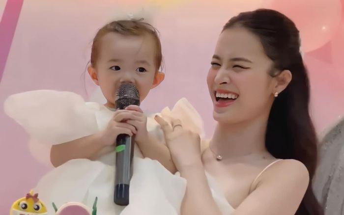 Bé Winnie nhà Đông Nhi khoe giọng hát mượt như 'nuốt đĩa' trong tiệc sinh nhật tròn 2 tuổi