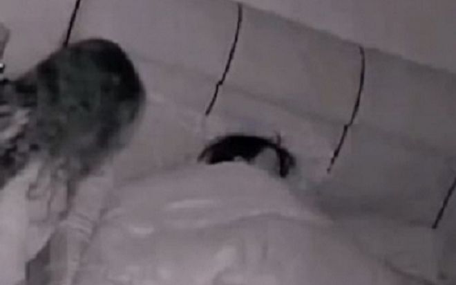 Lo lắng một bóng đen đứng cạnh giường mỗi đêm, xem lại camera người phụ nữ mới 'tá hỏa' về sự thật