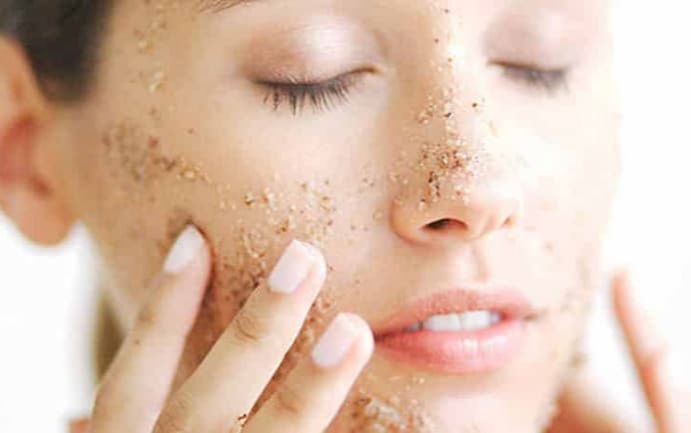 Tẩy da chết hàng ngày - bước chăm sóc da thiết yếu gặp phải nhiều lầm tưởng