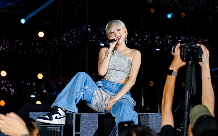 Tóc Tiên gây bất ngờ khi trèo qua dàn loa sân khấu để hát tặng khán giả