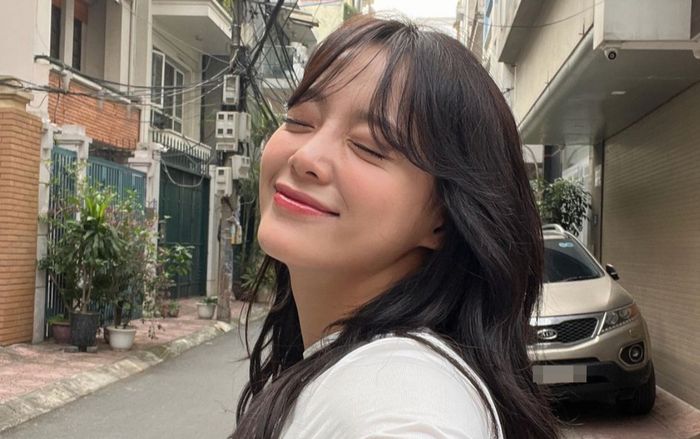 Kim Se Jeong bị nhận nhầm là gái Việt Nam khi check-in ở đường phố Hà Nội