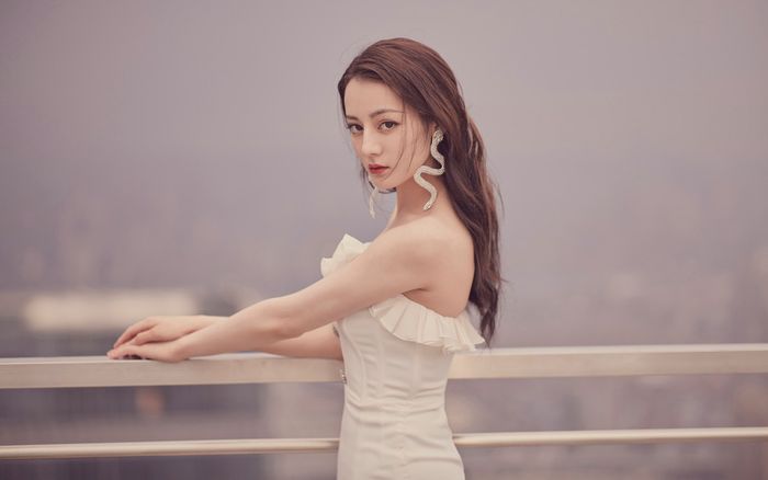 Địch Lệ Nhiệt Ba thành 'thước đo' nổi tiếng cho Triệu Lộ Tư, dân mạng lắc đầu chê