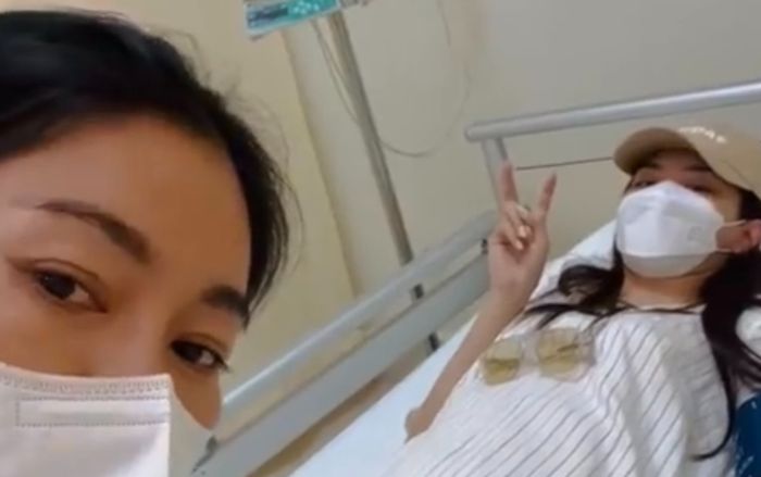 Hoa hậu Mai Phương nằm trên giường bệnh, gặp vấn đề sức khỏe khiến fan lo lắng