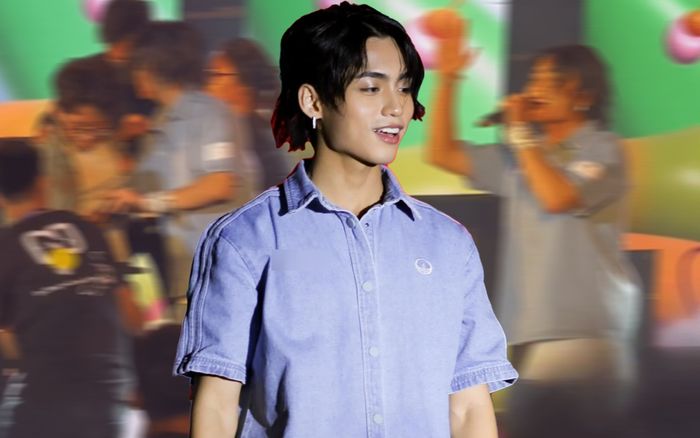 Fan nam bị bảo vệ lôi xuống sân khấu trong lúc đang chụp ảnh cùng, hành động của MONO ghi trọn điểm!