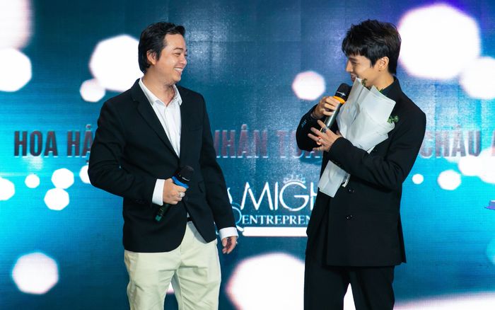 Phạm Đình Thái Ngân hạnh phúc hát mừng Phương Triều đăng quang Hoa hậu Doanh nhân Toàn năng châu Á