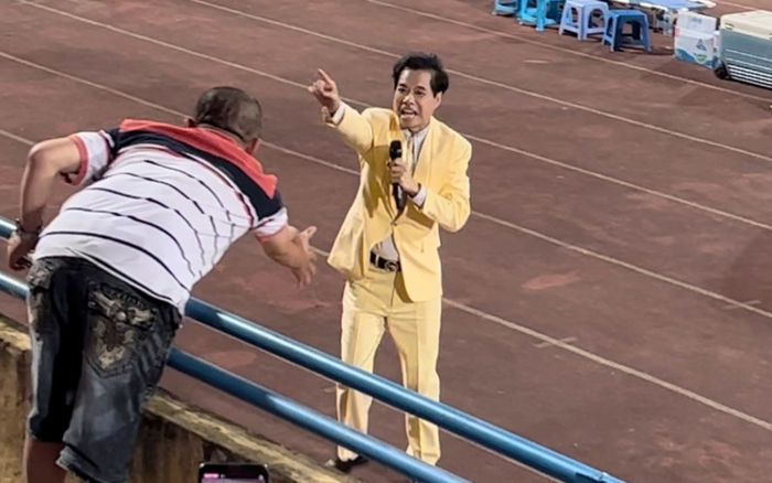 Ở tuổi U60, danh ca Ngọc Sơn vẫn 'vừa chạy vừa hát' quanh sân vận động khiến khán giả nể phục