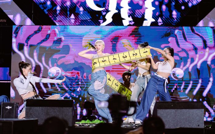 Hát live ca khúc mới, Tóc Tiên thu về cả triệu lượt xem