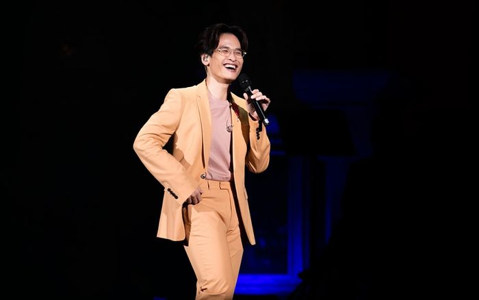 Trước thềm hội ngộ cùng Mỹ Tâm tại Hà Nội, Hà Anh Tuấn bị soi hành động lạ khi biểu diễn trên sân khấu?
