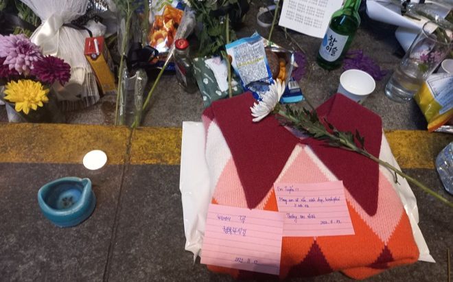 Xót xa hình ảnh chiếc áo len đặt ở Itaewon tiễn biệt nữ sinh Việt: Mong em xinh đẹp, hạnh phúc ở nơi xa