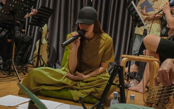 Hà Hồ khoe thần sắc rạng ngời, cặm cụi tập hát để đi diễn trở lại sau sự cố mất trộm ở nhà riêng