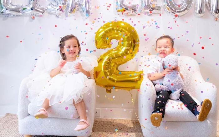 Hà Hồ và Kim Lý ngọt ngào chúc sinh nhật Lisa - Leon, biểu cảm 'tấu hài' của 2 nhóc tỳ chiếm spotlight