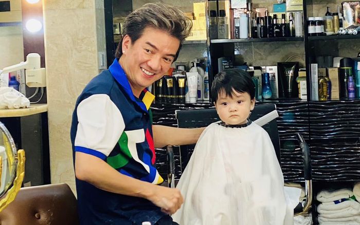 Không muốn quý tử để tóc húi cua, Đàm Vĩnh Hưng đích thân 'trổ tài' cho con
