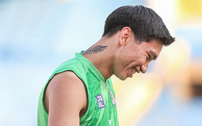 Vung tay vào mặt đối thủ, Đoàn Văn Hậu nghỉ trận gặp Viettel