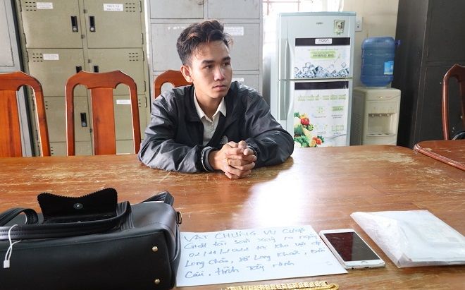 Cướp giật vàng đem đi bán, thanh niên 'ngã ngửa' trước câu trả lời của chủ tiệm