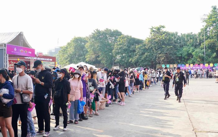 Trước giờ G liveshow Tri âm: Fan 'rồng rắn' xếp hàng để đợi gặp Mỹ Tâm