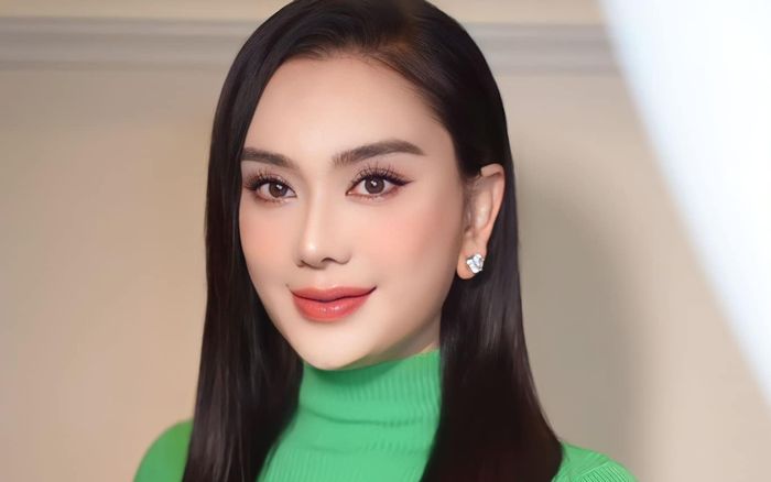 Phản ứng tinh tế của Lâm Khánh Chi khi bị vợ của đồng nghiệp ghen