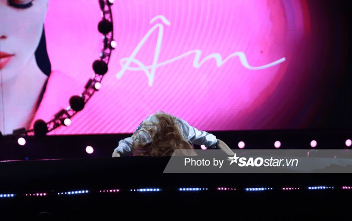 Netizen xúc động khi Mỹ Tâm quỳ trên sân khấu, cúi rạp người cảm ơn khán giả tại liveshow 'Tri Âm'