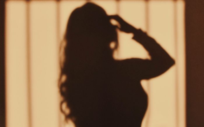 Nữ ca sĩ đình đám bất ngờ đệ đơn ly hôn chồng bí mật, dân mạng: 'Tưởng chị độc thân đó giờ'