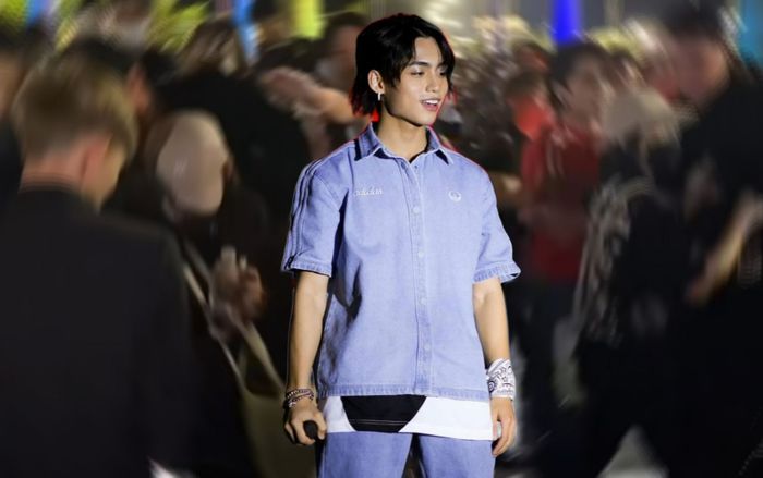 Bị bảo vệ đẩy đi gấp rút, MONO vẫn bất chấp quay lại để ký tặng fan