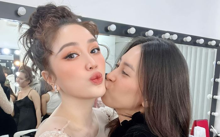 Cặp 'chị chị em em' mới chớm của showbiz Việt