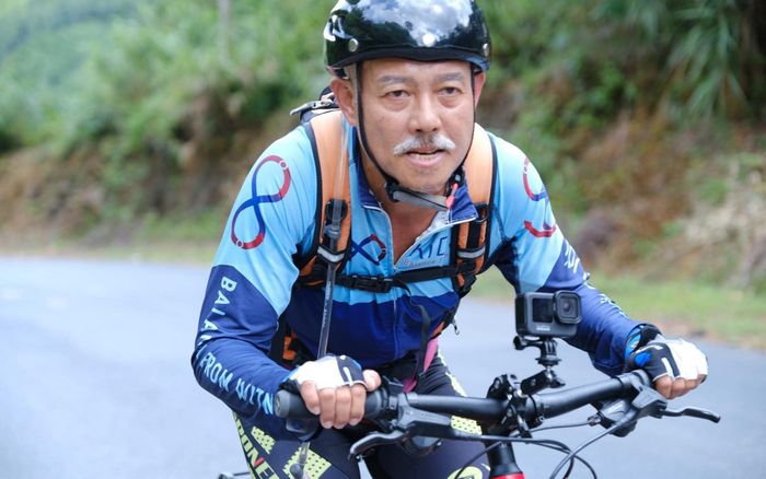 Câu chuyện 49 ngày đạp xe xuyên Việt chiêm nghiệm triết lí sống của vị giáo sư tuổi 61